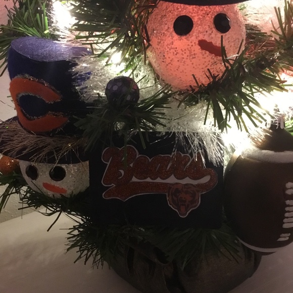 NEW, 25 inch,CHICAGO BEARS TABLE TOP CHRISTMAS TREE. - Picture 4 of 5